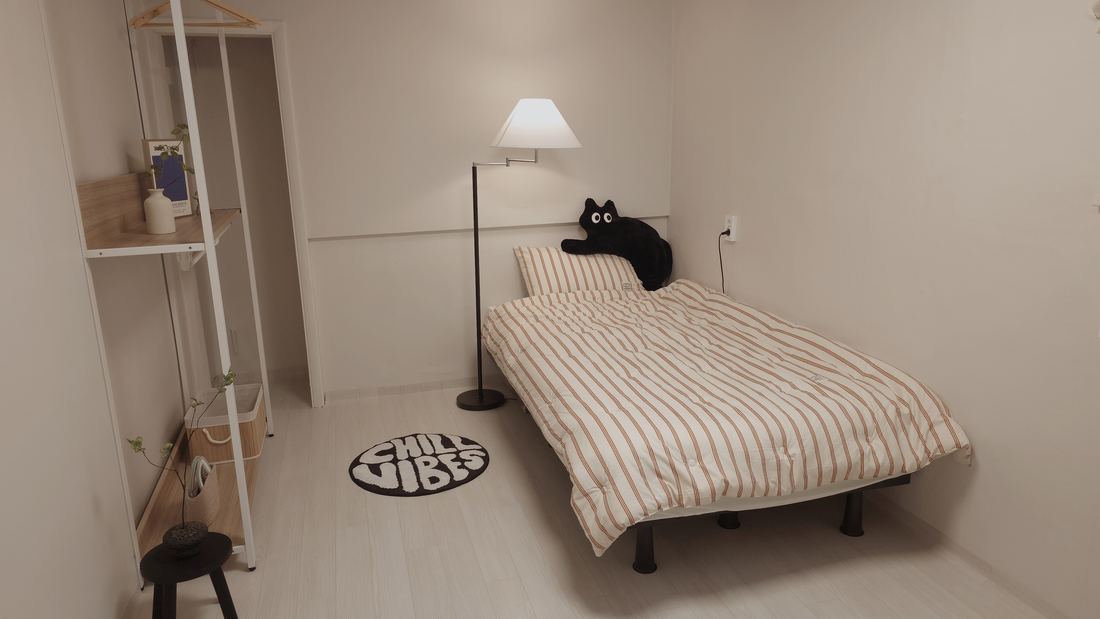 성남 고시원 스테이그릿 침대와 조명이 있는 객실